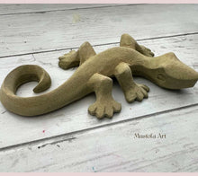 Load image into Gallery viewer, Unpainted Wooden Gecko Figurines by Mustofa Art
